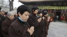 Worshippers pray during a fundraising prayer meeting for the victims of the earthquake that struck in Lushan county, near the city of Ya'an in the southwestern province of Sichuan, at a temple in Beijing, April 23, 2013. According to local media, the Buddhist Association of China has raised about 2.35 million yuan ($380,230) for the earthquake. REUTERS/China Daily (CHINA - Tags: RELIGION DISASTER) CHINA OUT. NO COMMERCIAL OR EDITORIAL SALES IN CHINA Published: Dub. 23, 2013, 9:05 dop.