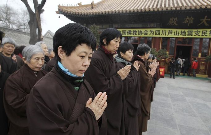 Worshippers pray during a fundraising prayer meeting for the victims of the earthquake that struck in Lushan county, near the city of Ya'an in the southwestern province of Sichuan, at a temple in Beijing, April 23, 2013. According to local media, the Buddhist Association of China has raised about 2.35 million yuan ($380,230) for the earthquake. REUTERS/China Daily (CHINA - Tags: RELIGION DISASTER) CHINA OUT. NO COMMERCIAL OR EDITORIAL SALES IN CHINA Published: Dub. 23, 2013, 9:05 dop.