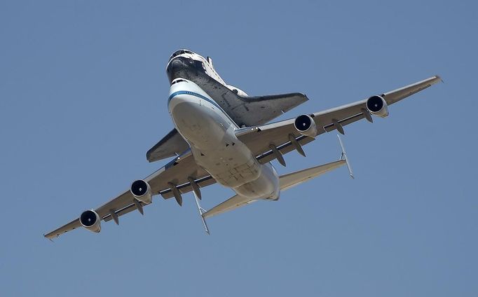 The space shuttle Endeavour, carried piggyback atop a Boeing 747 jumbo jet, lands at Edwards Air Force Base in California, September 20, 2012, after a cross-country trip to Los Angeles to begin its final mission as a museum exhibit. Endeavour is scheduled to take off for its final ferry flight again on Friday, and the final airborne journey of the entire space shuttle fleet, headed for Los Angeles International Airport. REUTERS/Gene Blevins (UNITED STATES - Tags: TRANSPORT SCIENCE TECHNOLOGY) Published: Zář. 20, 2012, 10:22 odp.