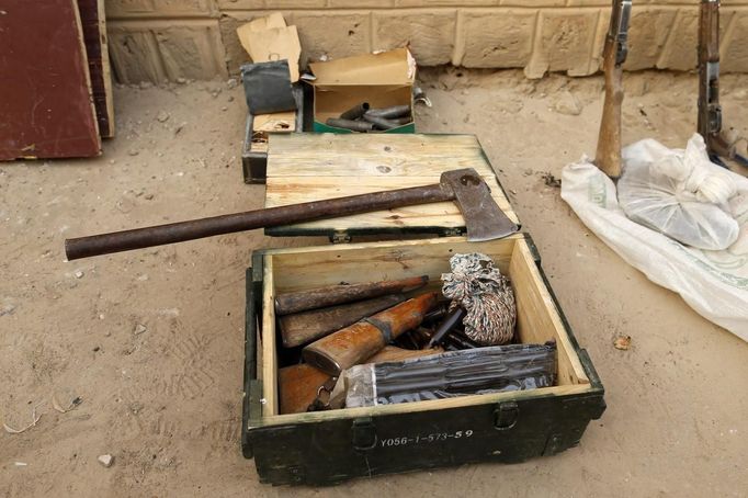 Malian gendarmes show weapons used by Islamist rebels at a military camp in the centre of Timbuktu February 1, 2013. REUTERS/Benoit Tessier (MALI - Tags: POLITICS CIVIL UNREST CONFLICT) Published: Úno. 1, 2013, 7:28 odp.