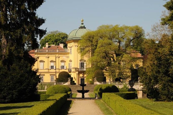 Zámecký park v Buchlovicích. Krajinářsky řešený park v okolí baroktního zámku disponuje rozlohu 20 ha a terasovitou zahradou. Text byl převzat ze stránek www.vikendotevrenychzahrad.cz  Více informací o uvedené zahradě můžete naleznout ZDE .