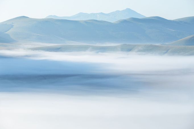 Rozkvetlá letní pole v okolí italské vesnice Castelluccio di Norcia