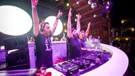 Trio housových dýdžejů slyšících na jména Axwell, Steve Angello a Sebastian Ingrosso (dříve s nimi spolupracoval ještě Erik Prydz) po letošním turné končí s projektem Swedish House Mafia. Od vzniku v roce 2008 však tato superskupina vydělala zhruba 14 mil. dolarů (necelých 290 mil. korun) a i proto je pochopitelné, že se teď alespoň na chvíli bude věnovat nějakému vlastnímu projektu.