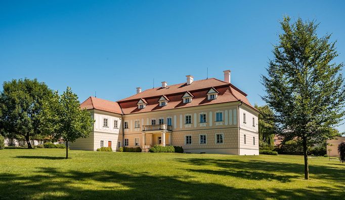 Na zámku Všechovice na Přerovsku proběhnou komentované prohlídky, výstava a koncert. Zámek stojí uprostřed stejnojmenné vsi a je ze dvou stran obklopen parkem.