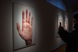 Karíma Al-Mukhtarová představuje velkoformátové fotografie vlastních prošitých dlaní, do nichž vepsala krátké vzkazy.