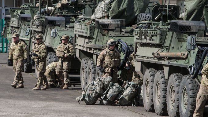 Obrazem: Americký konvoj dorazil do Prahy