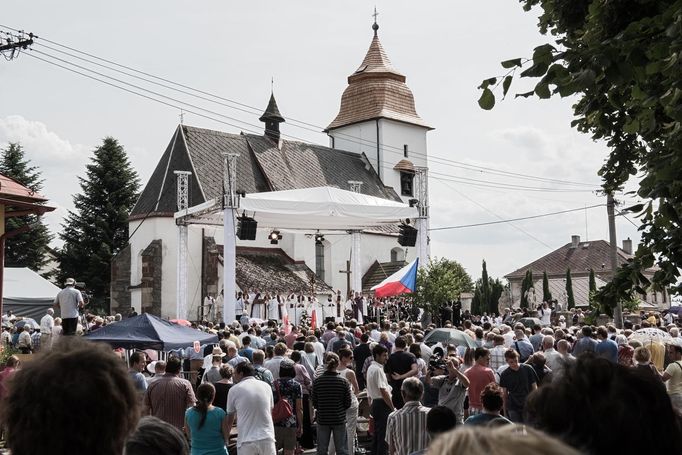 Pohřeb exhumovaných ostatků Josefa Toufara v číhošťském kostele.