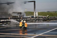 U Chomutova shořel kamion se senem, škoda 1,5 milionu
