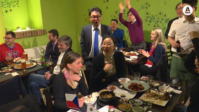 Jihokorejci skórovali a v korejské restauraci v Praze zavládlo nadšení. Hokeji fandil i velvyslanec.