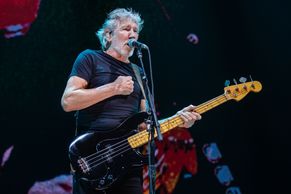 Roger Waters v Praze kritizoval Trumpa, zazpívaly s ním pražské děti ve vězeňských úborech