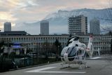 ... Protože se ale jednalo o zranění ohrožující život, naložili Schumachera znovu do vrtulníku a ve 12:45 hodin transportovali na kliniku v Grenoblu. ...
