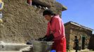 Marathon runner Gladys Tejeda, the first Peruvian athlete who qualified for the 2012 London Olympic Games, washes her clothes after training at her home in the Andean province of Junin May 14, 2012. A private company will take Gladys' mother Marcelina Pucuhuaranga, 69, to London as part of the "Thank you Mom" program. For Pucuhuaranga, who received her first passport, it will be the first time travelling out of Peru. The program will take about 120 mothers of different athletes around the world to attend the games. Tejeda, the youngest of nine children, returned to her hometown to visit her mother and to focus on training where she will run more than 20 km every day in the highlands (over 4,105 meters above sea level). Picture taken May 14, 2012. REUTERS/Pilar Olivares (PERU - Tags: SPORT ATHLETICS OLYMPICS) Published: Kvě. 17, 2012, 6:57 odp.