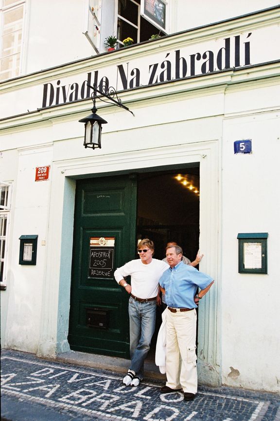 Robert Redford s Václavem Havlem před Divadlem Na Zábradlí.