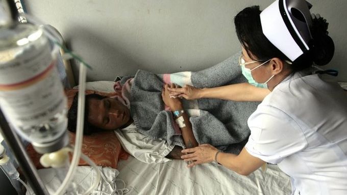 Ačkoliv je Mae Sot na místní poměry zámožný a rozvinutý, veřejné zdravotnictví v tomto městě se potýká s migranty z Myanmaru, jejichž počet dosahuje odhadem 150 000 a také s chorobami, které sem tito lidé přinášejí.