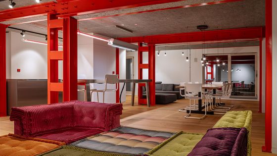 Horský apartmán bořící pravidla. Běžné prvky tu nehledejte, tady kraluje červená ocel