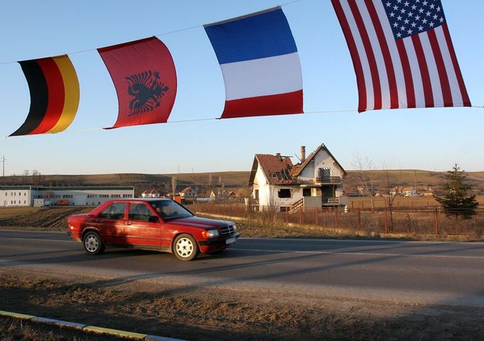 Ale i opuštěné a polorozbořené domy se stopami války a etnických čistek budou ještě dlouho tvořit součást kosovské krajiny. Tento stojí ve vesnici Miloševo.