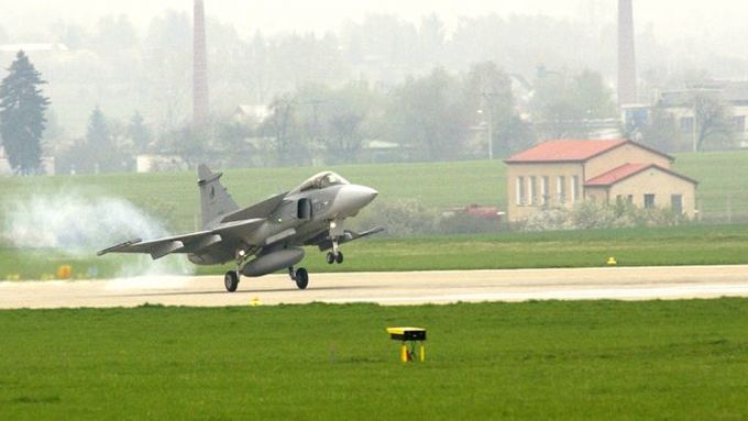 JAS-39 Gripen přistává v Čáslavi. Ilustrační snímek