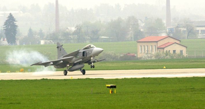 JAS-39 Gripen přistává v Čáslavi