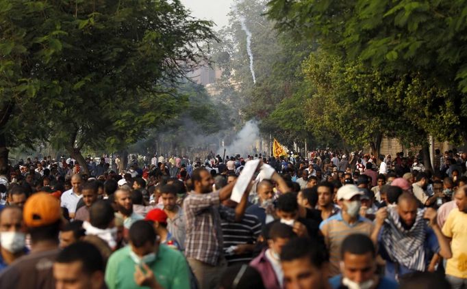 Members of the Muslim Brotherhood and supporters of ousted Egyptian President Mohamed Mursi run from tear gas released by riot police during clashes along a road at Kornish El Nile which leads to Tahrir Square during a celebration commemorating Egypt's 1973 war with Israel in Cairo October 6, 2013. Thousands of supporters of deposed Egyptian President Mohamed Mursi marched through Cairo on Sunday towards Tahrir Square, where pro-army supporters gathered to celebrate the anniversary of an attack on Israeli forces in 1973.