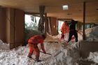 Video: Hotel ve Švýcarsku zavalila lavina. Sníh prorazil stěny restaurace
