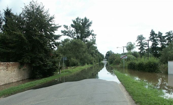 Zaplavené Bohušovice nad Ohří zpětným vzdutím Labe (15. 8. 2002)