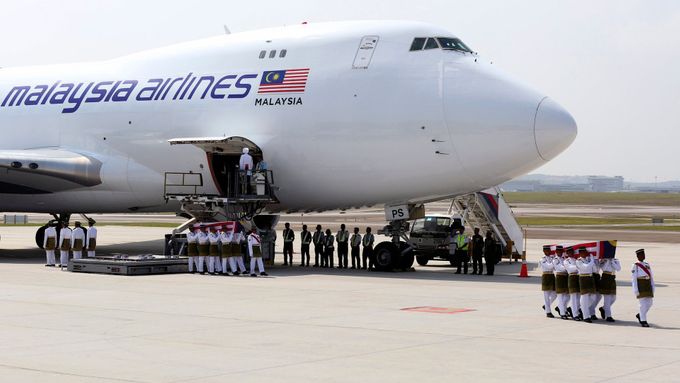 Těla mrtvých, kteří zahynuli po sestřelení letu MH17 letecké společnosti Malaysia Airlines, se vrátila pozůstalým.