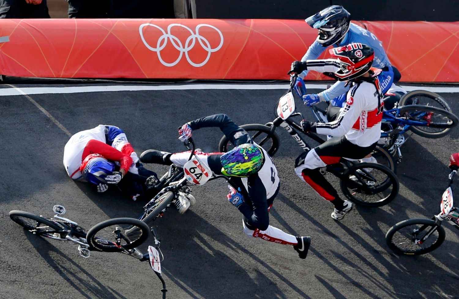 Kolize a pády v bikrosu na OH 2012 v Londýně.