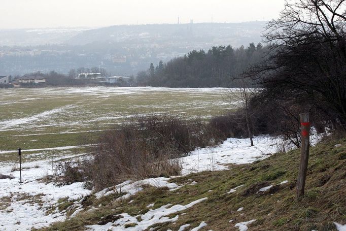 Důchodce viděl muže jít s dítětem po louce nad Trojou, ve stejné lokalitě se našly i klíče Aničky