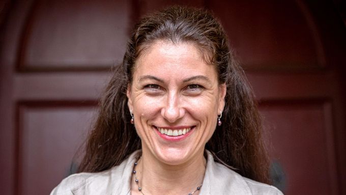 Ministryně spravedlnosti Eva Decroix měla zatím při návštěvě Senátu k úsměvům jen málo důvodů.