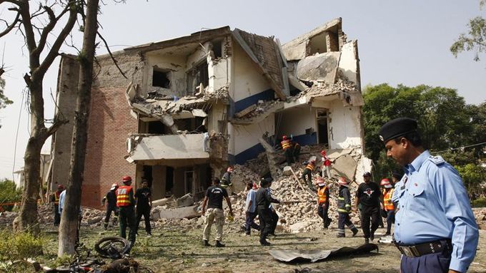Zničená budova v areálu policejního velitelství v Islámábádu