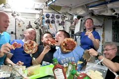 „Skoro jako v sobotu večer na Zemi,“ astronauti si ve vesmíru užili pizza večírek