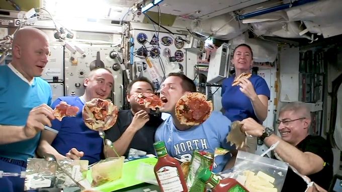 „Skoro jako v sobotu večer na Zemi“, astronauti si ve vesmíru užili pizza večírek
