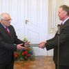 Premiér Mirek Topolánek skládá do rukou prezidenta Václava Klause demisi vlády