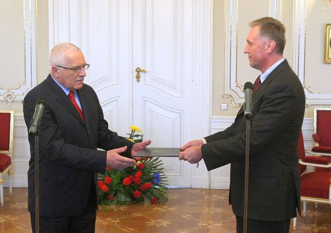 Premiér Mirek Topolánek donesl prezidentu Václavu Klausovi demisi vlády