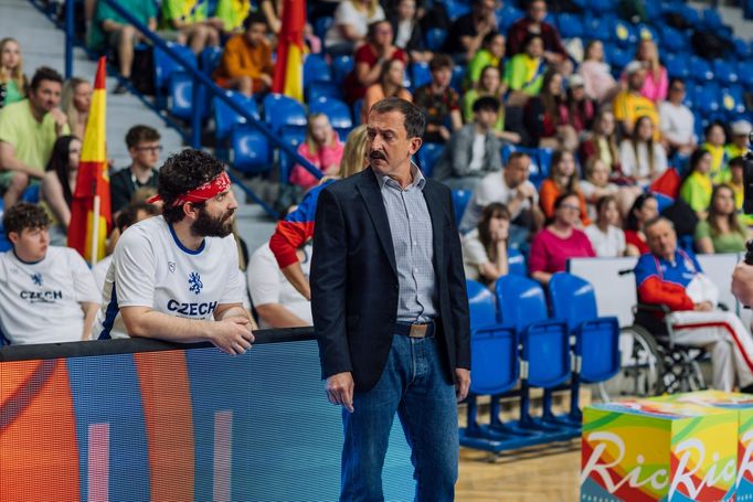 Martin Hofmann jako basketbalový trenér Marek a Robin Ferro jako jeden z hráčů v komedii Dream Team.