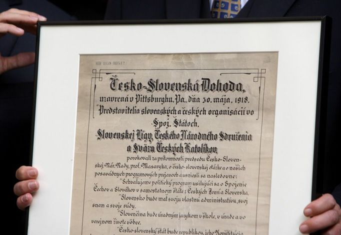 Originál Pittsburské dohody, která byla uzavřená 30. května 1918 mezi představiteli české a slovenské emigrace a která umožnila pozdější vznik jednotného státu, byl do Prahy zapůjčen ze Senator Heinz History Center v Pittsburghu.