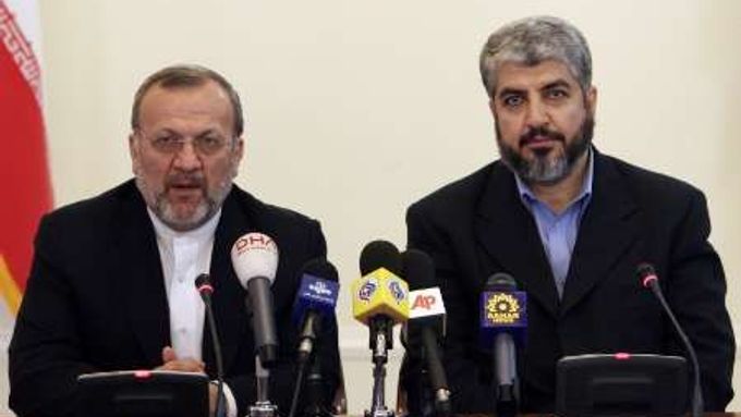 Íránský ministr zahraničí Manúčehr Mottakí spolu s představitelem hnutí Hamas Chálidem Mišalem během tiskové konference v Teheránu.