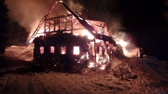 V noci shořela 400 let stará roubenka, při dalším požáru v Krkonoších zemřel člověk
