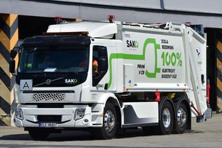 Pohled na elektrický nákladní vůz Volvo FE Electric na svoz odpadu společnosti SAKO Brno v roce 2022.