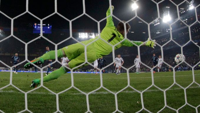LM: Basilej-Porto: Tomáš Vaclík dostává gól z penalty