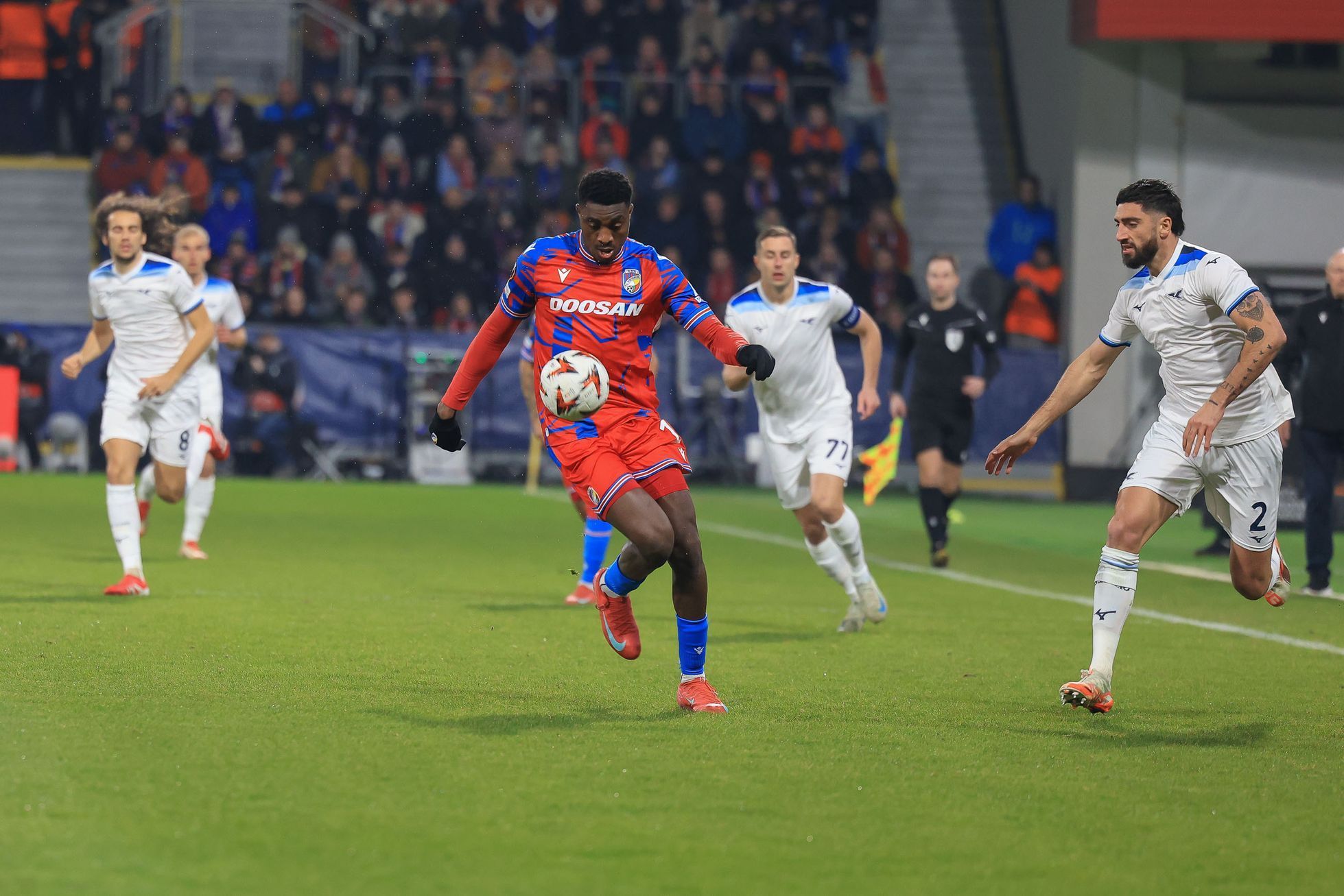 Rafiu Durosinmi v zápase EL Viktora Plzeň - Lazio