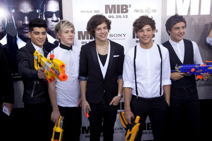 Zayn Malik, Niall Horan, Harry Styles, Louis Tomlinson a Liam Payne z One Direction na fotografii z roku 2012.