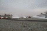 Na lyžařský stadion ve Vesci se snáší první umělý sníh.