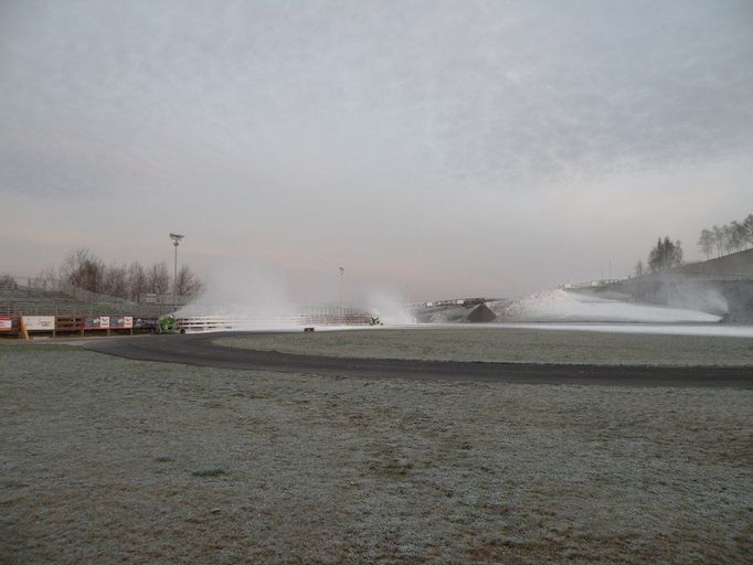 Na lyžařský stadion ve Vesci se snáší první umělý sníh.