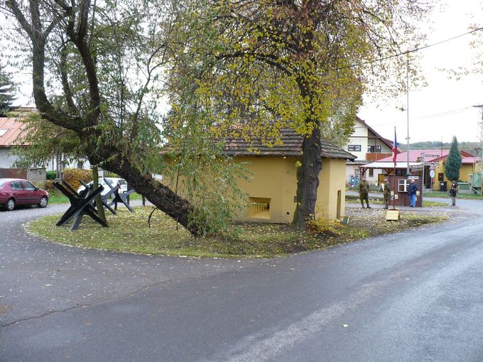 Atypický objekt Pražské čáry ukrytý v budově obecní váhy, obec Sazená u Velvar, 1938. Dnes slouží jako muzeum československého opevnění.