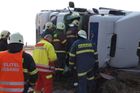 Na příjezdu do Prahy z dálnice D10 se převrátil kamion s mraženými rybami, dva lidé jsou zranění
