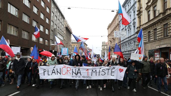 17. listopadu táhli demonstranti na ČT. Chtěli vystoupit a šířit ruskou propagandu, lži.