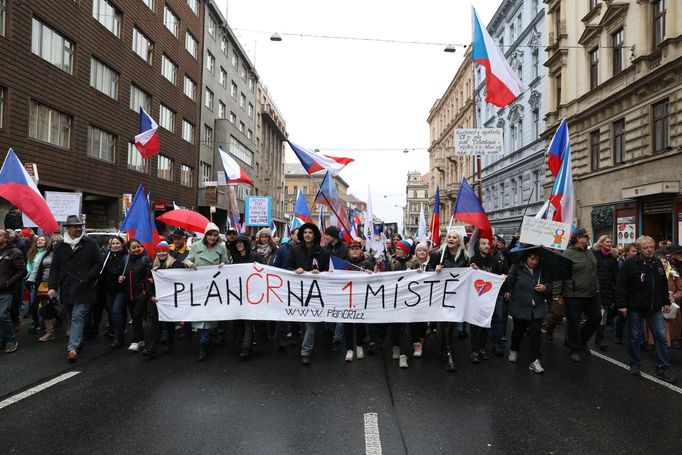 Účastníci protivládní demonstrace směřující k budově České televize.