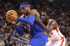 Basketbalisté Knicks vyhráli v Torontu i díky chybě rozhodčích