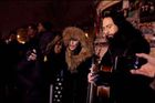 Neustoupíme strachu! Madonna zazpívala v centru Paříže na památku obětí atentátů